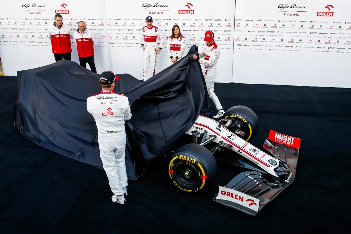 f1%20-%20pre-season%20testing%202020%20-%201-16_preview Kimi Räikkönen und Antonio Giovinazzi enthüllen ihren neuen Dienstwagen., Mit dem C39 will die Hinwiler Equipe sich in der neuen Saison verbessern., Farblich hat sich am Auto wenig verändert., Dennoch ist es nicht einfach das Vorjahresauto in einem neuen Kleid., In Hinwil hofft man, dass der C39 die Mängel seines Vorgängers nicht mehr hat.