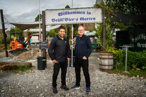pfaeffikon_26092019_biergarten_sbo_1_preview Betriebsleiter Paul Buchs (links) und Brauerei-Besitzer Andreas Brüllmann übernehmen das Seebistro ab 2021. , Fertig Provisorium: Im Frühling 2021 startet der Betrieb mit neuem Konzept.