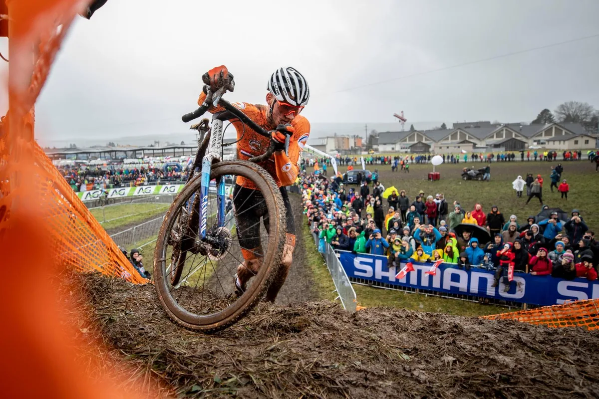 sport_02022020_radquerwm_crm_14_preview Schwierige Verhältnisse? Kein Problem für Mathieu van der Poel., Überall Dreck, aber alles im Griff: Mathieu van der Poel war nicht aufzuhalten., Der Niederländer bestritt bald einmal ein einsames Rennen., Weltmeister Van der Poel, umrahmt von Thomas Pidcock (links) und dem Dritten Toon Aerts.