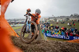 sport_02022020_radquerwm_crm_14_preview Schwierige Verhältnisse? Kein Problem für Mathieu van der Poel., Überall Dreck, aber alles im Griff: Mathieu van der Poel war nicht aufzuhalten., Der Niederländer bestritt bald einmal ein einsames Rennen., Weltmeister Van der Poel, umrahmt von Thomas Pidcock (links) und dem Dritten Toon Aerts.
