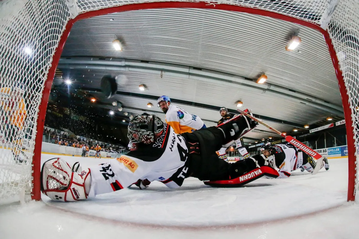 sport_09022018_eishockey_crm_03_preview Basel-Torhüter Fabio Haller zeigt in der Serie gegen Dübendorf überaus starke Leistungen.