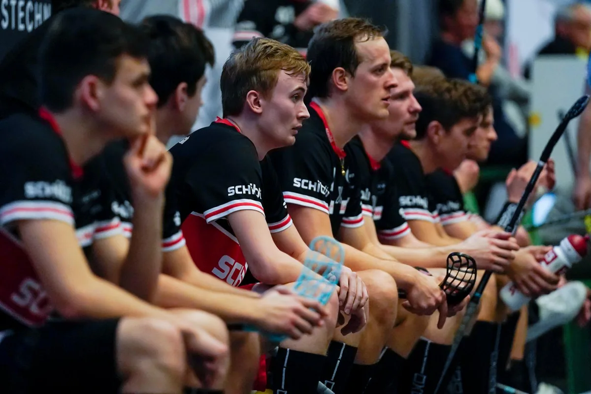 sport_09022020_unihockey_crm_03_preview Sie dürften spielen, müssen aber warten: Noch bis Anfang Januar dauert für den UHC Uster der Meisterschaftsunterbruch., Die Laupnerinnen (Sabrina Gmür, hinten) starten im neuen Jahr mit einer Partie gegen Emmental. , Die Floorball Riders müssen nach der Zwangspause zuerst gegen Zug ran.