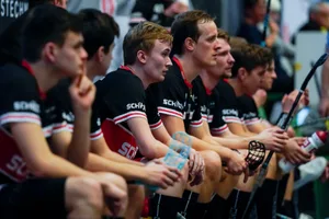 sport_09022020_unihockey_crm_03_preview Sie dürften spielen, müssen aber warten: Noch bis Anfang Januar dauert für den UHC Uster der Meisterschaftsunterbruch., Die Laupnerinnen (Sabrina Gmür, hinten) starten im neuen Jahr mit einer Partie gegen Emmental. , Die Floorball Riders müssen nach der Zwangspause zuerst gegen Zug ran.