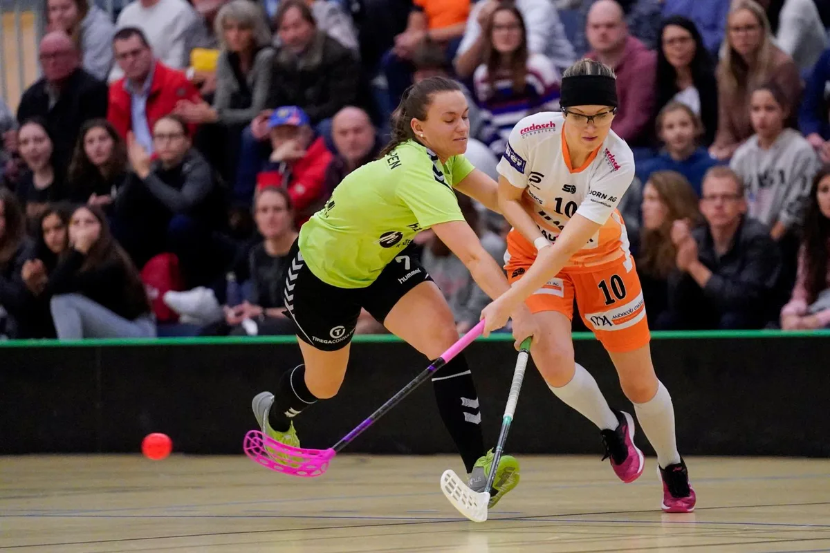 sport_21122019_unihocklaupen_crm_04_preview Laupens Tamara Fritschi (links) probiert mit letztem Einsatz, Catrina Cotti von Piranha Chur aus dem Tritt zu bringen.