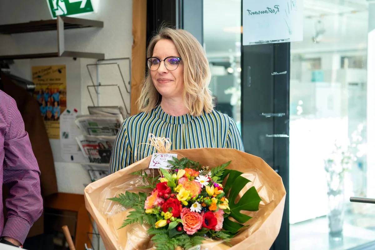 tagelswangen_09022020_wahlfeier_sbo_12_preview Blumen für die Gewinnerin: Im zweiten Durchgang hat es geklappt: Pia Lienhard (FDP) ist neue Lindauer Gemeinderätin., Im Restaurant im Riet feierten Gemeindepräsident Bernard Hosang (FDP) mit seiner Partei- und neu auch Gemeinderatskollegin., Handschlag zwischen Gewinnerin und Verlierer: Pia Lienhard und Stephan Schori., Der Rückzug von Urs Vescoli (parteilos) hatte die Karten noch einmal neu gemischt.