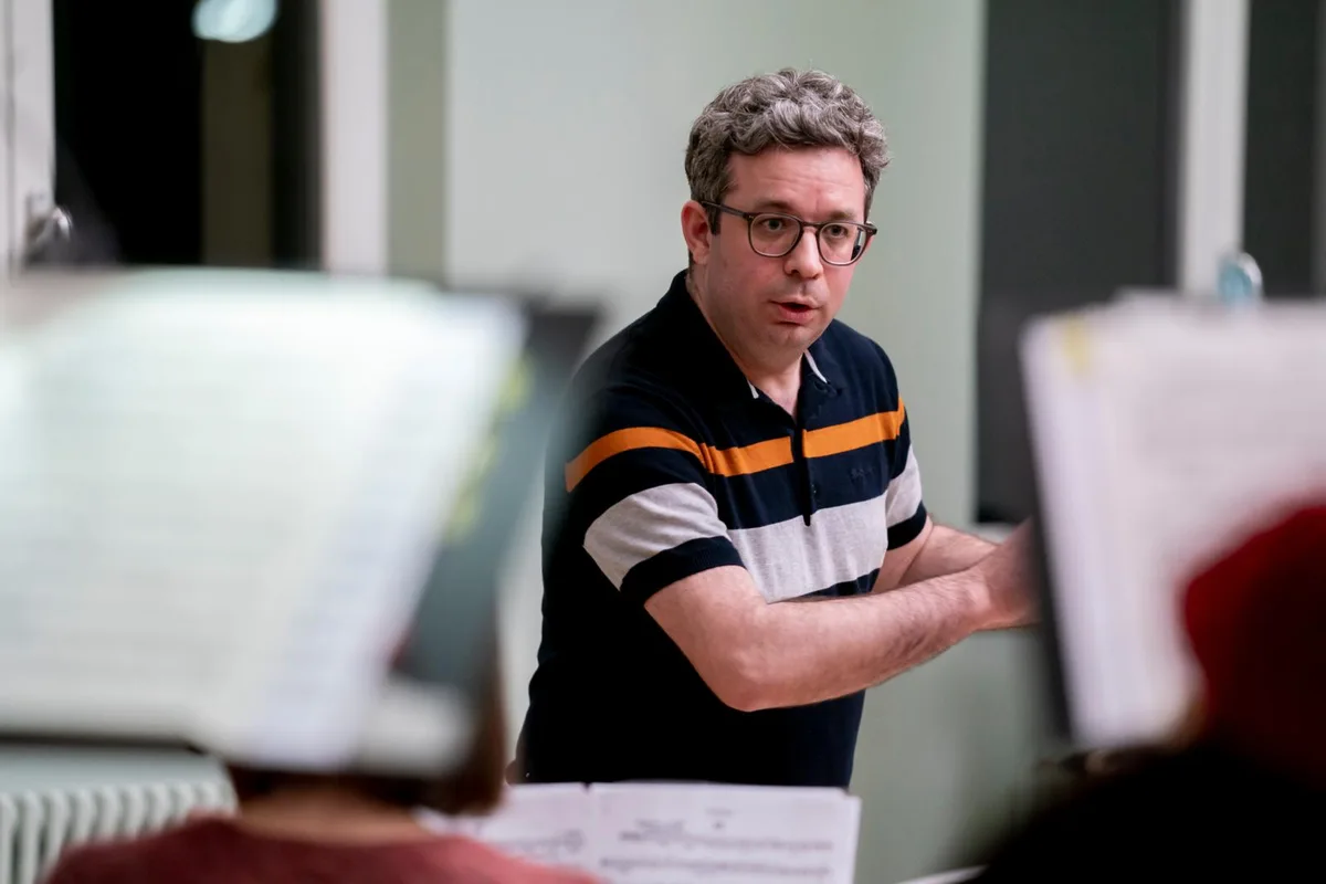 uster_05022020_dirigent_crm_4_preview Dabei legt der Dirigent viel Wert auf Kreativität., In den Proben bereitet er sich zusammen mit den Musikern aufs erste gemeinsame Konzert vor., Peter Grob ist der neue Dirigent vom Kammerorchester Uster.