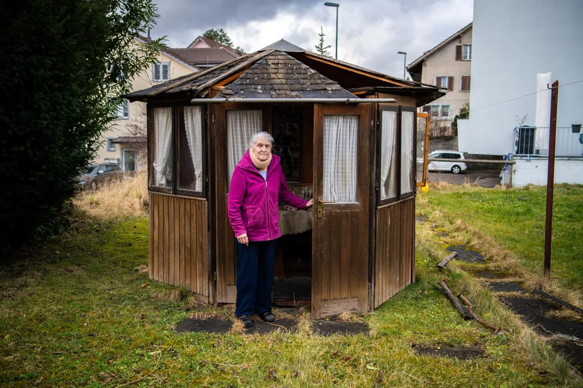 uster_11022020_sturmschaedengartenhaus_sbo_1_preview Sturm «Sabine» hat in Uster das Gartenhäuschen von Marlies Blattner verwüstet., Auch die Seitenwände wurden in Mitleidenschaft gezogen., Das Dach des achteckigen Holzbaus ist teilweise eingestürzt., Es ist fraglich, ob das Häuschen noch zu retten ist.