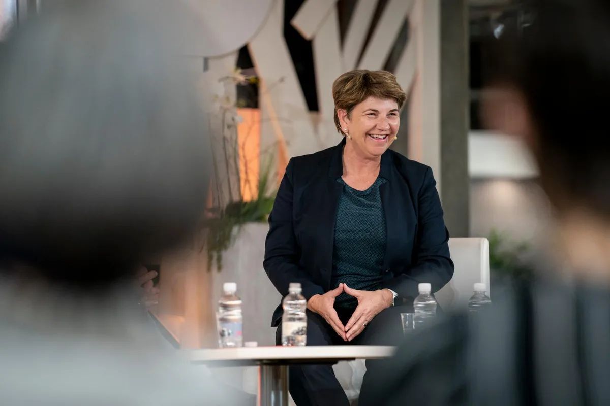 uster_24022020_amherd_crm_7_preview Bundesrätin Viola Amherd (CVP) war zu Gast in Volketswil., Die Verteidigungsministerin war der Einladung des Offenen Frauenpodiums gefolgt., Rosmarie Quadranti führte mit ihr ein Gespräch über ihre Funktion., Dieses fand vor grossem Publikum in der Bauarena statt., Viola Amherd zeigte sich dabei von einer offenen und ehrlichen Seite.