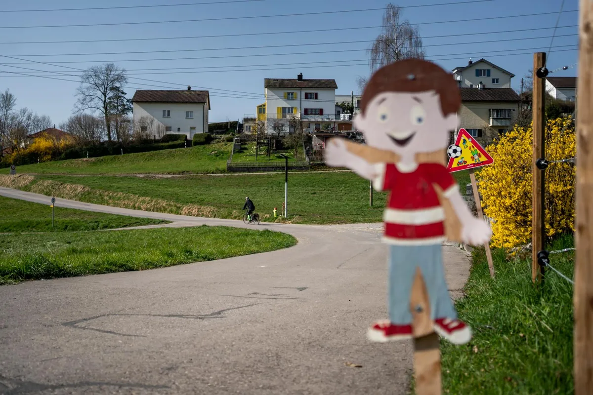 hinwil_19032020_morgental_crm_2_preview Gestörte Idylle: Über die Morgentalstrasse zwischen dem Grüt und Wetzikon verkehren ab Mai drei Buslinien., Normalerweise herrscht auf der Strasse kaum Verkehr., Was sie zu einer beliebten Strecke für Spaziergänger oder Hundehaltern macht. , Beim Kreuzen dürfte es in Zukunft etwas enger werden.