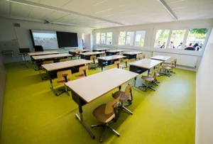 pfaeffikon_06072017_schulhaussandgrueb_sbo_10_preview Leere Bänke – auch im temporären Schulraum Sandgrueb in Pfäffikon wird nicht so schnell wieder unterrichtet.