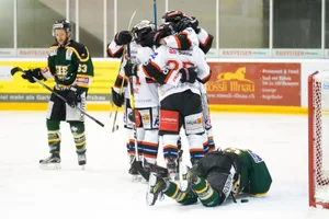 sport_05032020_eievikings_dku__7__preview Die Vikings-Spieler freuen sich über den Treffer zum 2:0 durch Noel Brunner., Dürntens Alain Deubelbeiss sorgt für Unruhe vor dem Effretiker Gehäuse.