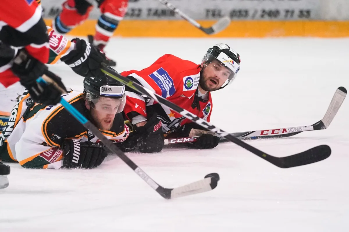 sport_07032020_eievikings_dku__3__preview Adrian Stoob (rechts) ist für die Dürnten Vikings auch nächste Saison auf dem Eis.