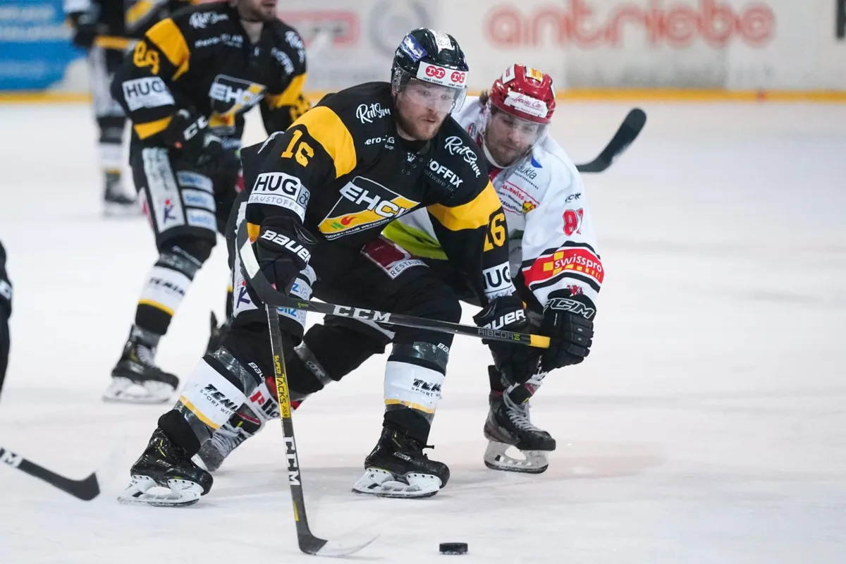 sport_07032020_wetzikonfrauenfeld_dku__6__preview Der EHC Wetzikon (Adrian Rykart, links) hält im Duell gegen Frauenfeld derzeit die Trümpfe in der Hand.