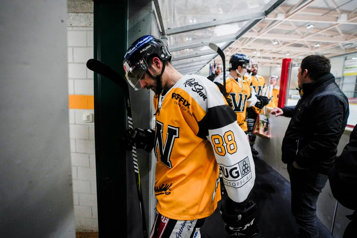 sport_10032020_eishockey_crm_01_preview_0 Einen solchen Abgang wünscht sich niemand: Wie für alle weiteren Teams endet auch für den EHC Wetzikon die Saison abrupt., Keine Chance mehr, weitere Zärtlichkeiten auszutauschen: Der EIE (Gabriel Gretler, links) und Dürnten müssen in die Sommerpause.
