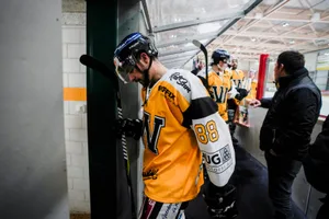 sport_10032020_eishockey_crm_01_preview_0 Einen solchen Abgang wünscht sich niemand: Wie für alle weiteren Teams endet auch für den EHC Wetzikon die Saison abrupt., Keine Chance mehr, weitere Zärtlichkeiten auszutauschen: Der EIE (Gabriel Gretler, links) und Dürnten müssen in die Sommerpause.