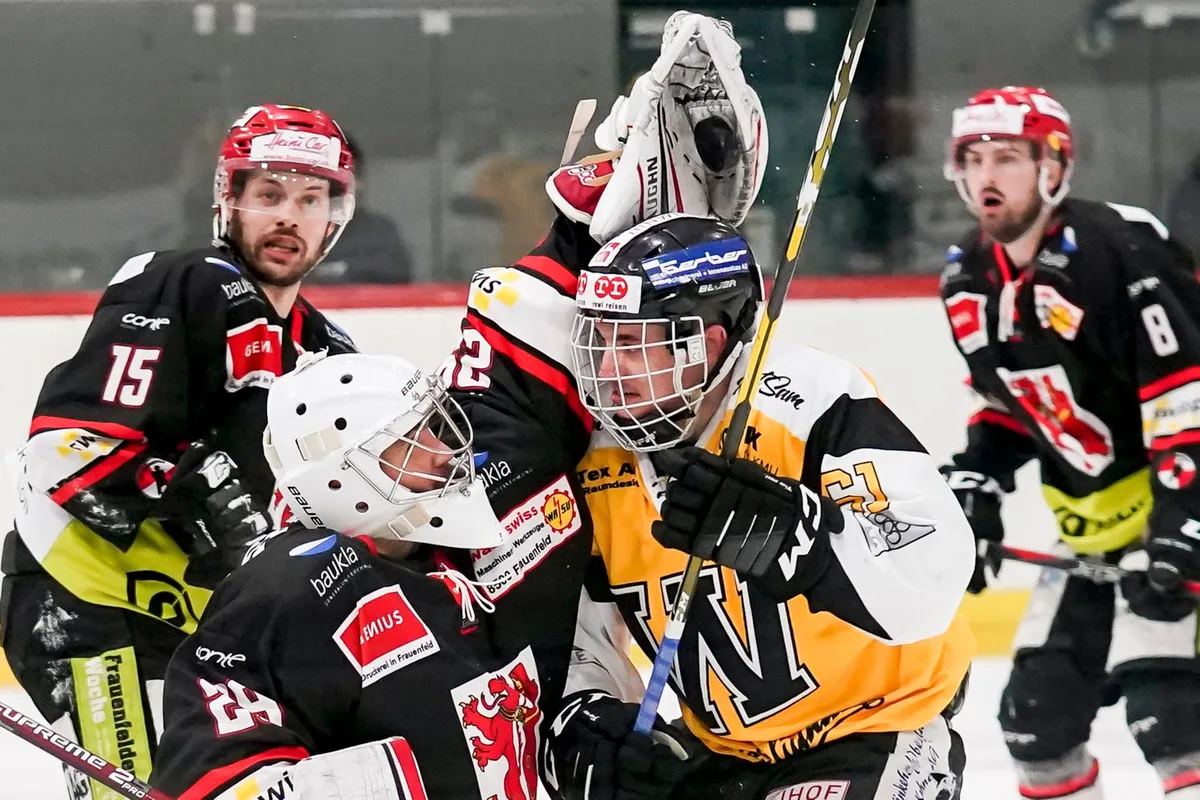 sport_10032020_eishockey_crm_10_preview Keine Berührungsängste: Der Wetziker Kevin Eggimann (rechts) kommt Frauenfeld-Goalie Remo Oehninger nahe., Zusammenprall auf offenem Eis: EIE-Spieler Nicola Gretler (hinten) und Vikings-Stürmer Mario Senn.