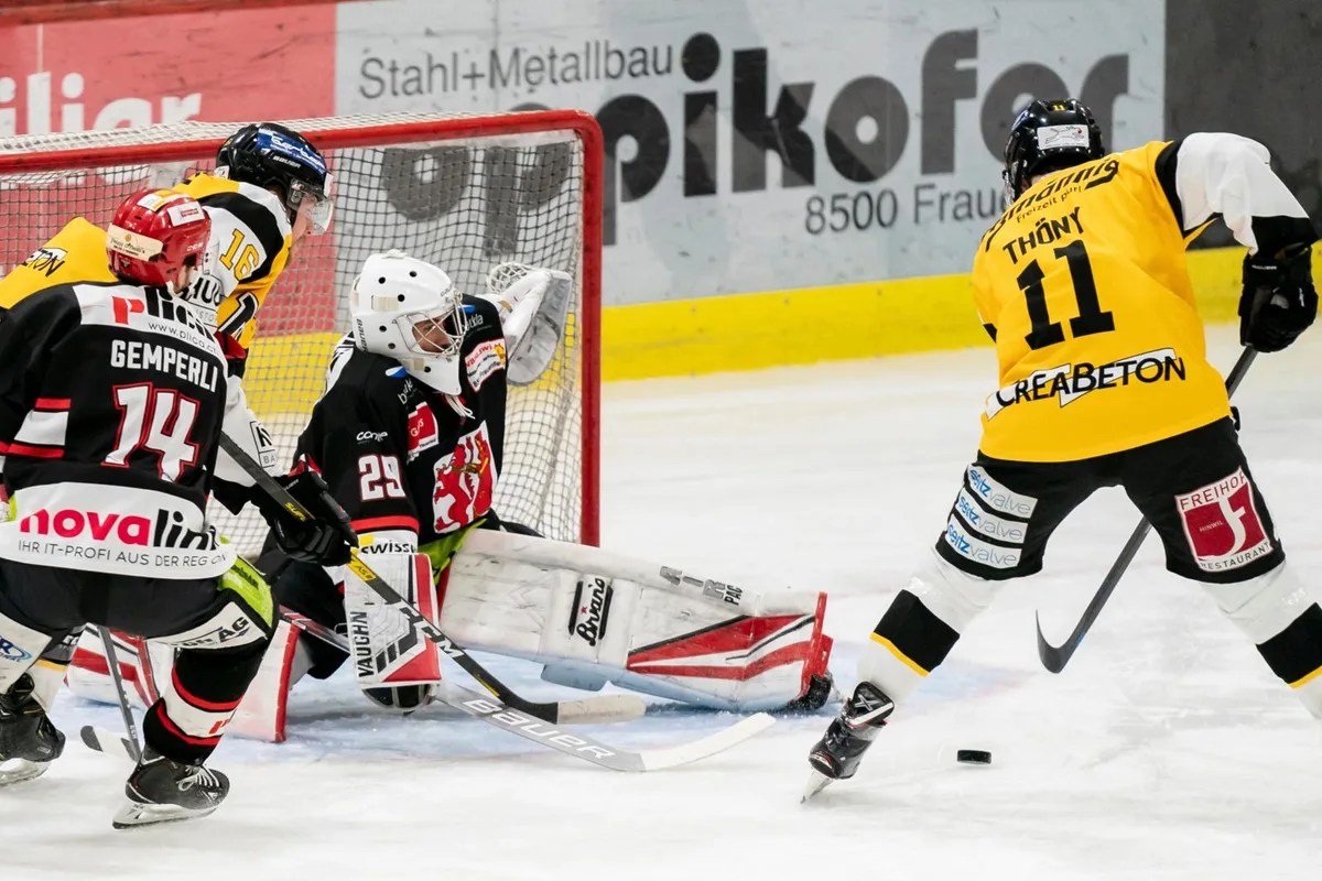 sport_10032020_eishockey_crm_22_preview Wetzikons Topskorer Gian-Andrea Thöny (rechts) scheitert an Frauenfeld-Goalie Remo Oehninger.