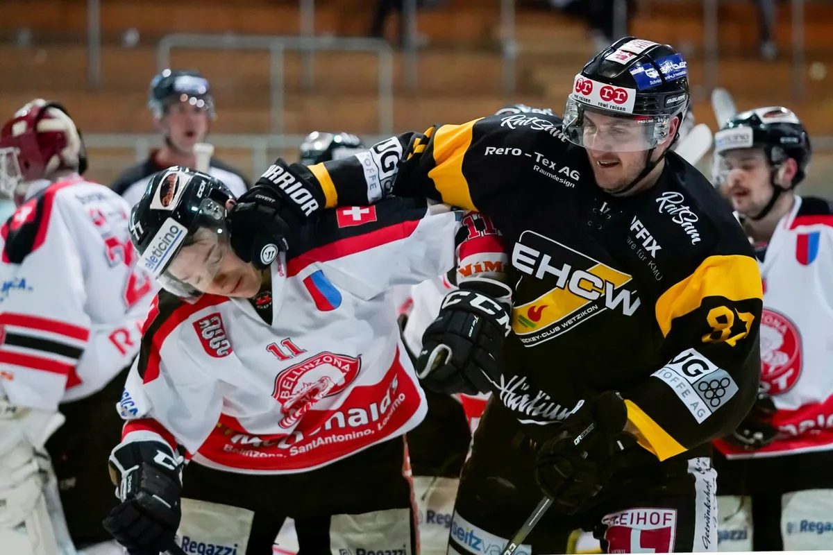 sport_22022020_eishockey_crm_10_preview Er bahnt sich seinen Weg: Timon Vesely (rechts) brachte den EHCW in Reinach früh in Führung.