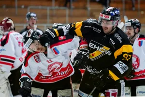 sport_22022020_eishockey_crm_10_preview Er bahnt sich seinen Weg: Timon Vesely (rechts) brachte den EHCW in Reinach früh in Führung.