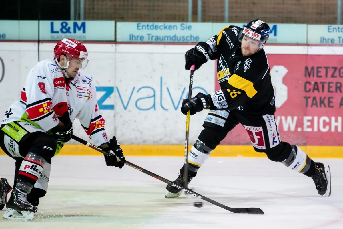 sport_23102019_eishockey_crm_10_preview Mit Nachdruck in den Abschluss: EHCW-Spieler Adrian Rykart zieht ab.
