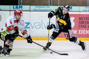 sport_23102019_eishockey_crm_10_preview Mit Nachdruck in den Abschluss: EHCW-Spieler Adrian Rykart zieht ab.