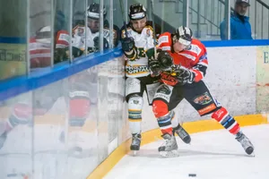 sport_26102019_eishockey_crm_03_preview EIE-Oldie Carlo Fäh (links) wird vom Dürntner Pascal Lüthi an der Bande hart bedrängt., Vor einem Jahr holten sich die Vikings sogar den Schweizer Meistertitel in der 2. Liga.