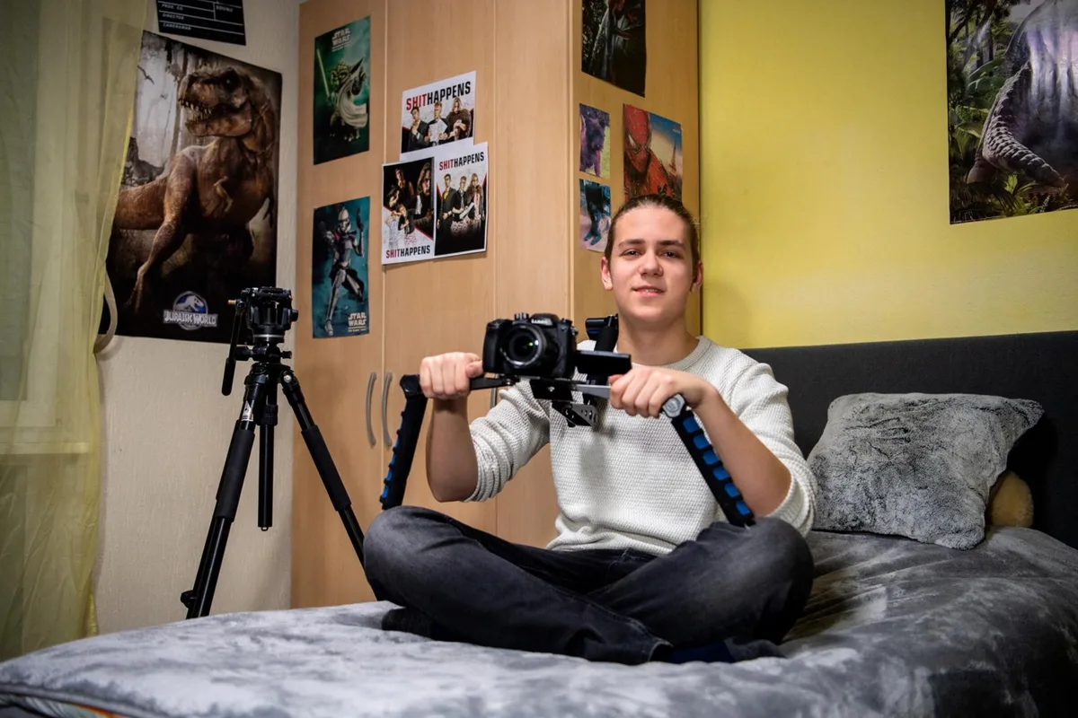 uster_27022020_dorianmassari_sbo_1_preview Dorian Massaris grosse Leidenschaft ist das Filmemachen. Sein jüngster Streich ist «Shithappens»., Auch das Plakat dazu hat er selber gestaltet., Die Protagonisten des Kurzsfilms sind die beiden Freunde Lukas und Felix.