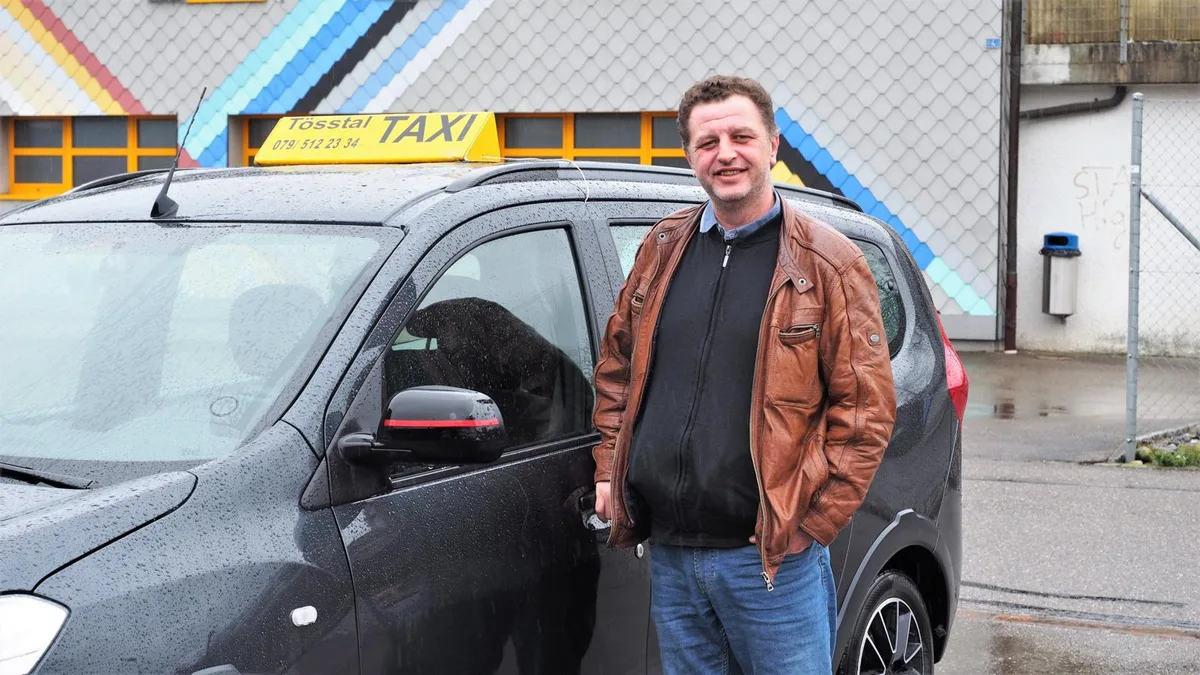 bauma_fixtaxi_blumenau_agy_1_preview Dzafer Ferati, Inhaber von der Tösstal Taxi GmbH, betreibt weiterhin das Fixtaxi zwischen der «Blumenau» und dem Bahnhof Bauma., Die Leitung vom Alters- und Pflegeheim Blumenau hat beschlossen, das Fixtaxi selber weiterzuführen., Als zusätzliches Angebot steht beim Heim seit Anfang Jahr ein Mitfahrbänkli.