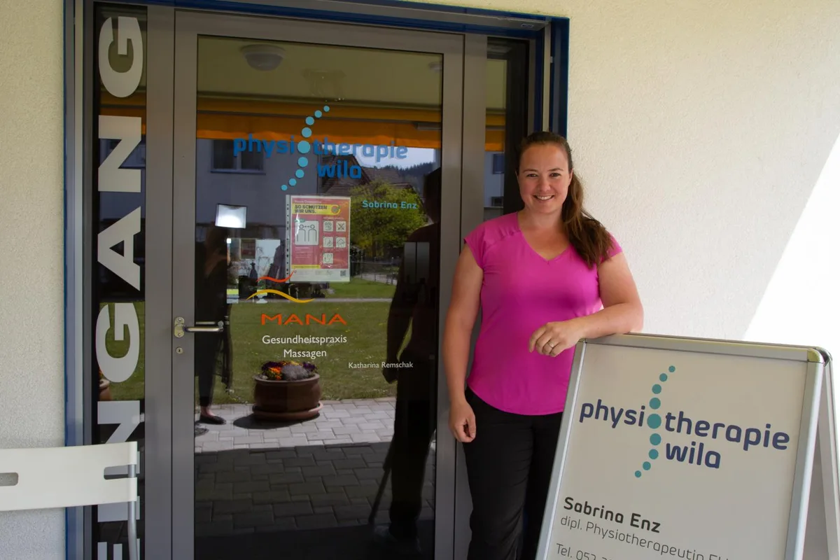 106a1618_preview_1 Physiotherapeutin Sabrina Enz konnte während des Lockdowns nur noch wenige Patienten behandeln., Coiffeuse Miriam Kaul (links) betreibt ihren eigenen Salon in Kollbrunn. Ihre Mutter Elisabeth Koller bietet dort Fusspflege an., Am Empfang in der Zahnarztpraxis von Daniel Zürcher in Bauma steht nun eine Spuckschutscheibe., In der Gärtnerei G.Gerber haben die Mitarbeiter, so auch Elias Gerber, Sohn von Inhaber Gottfried Gerber, viel Arbeit.