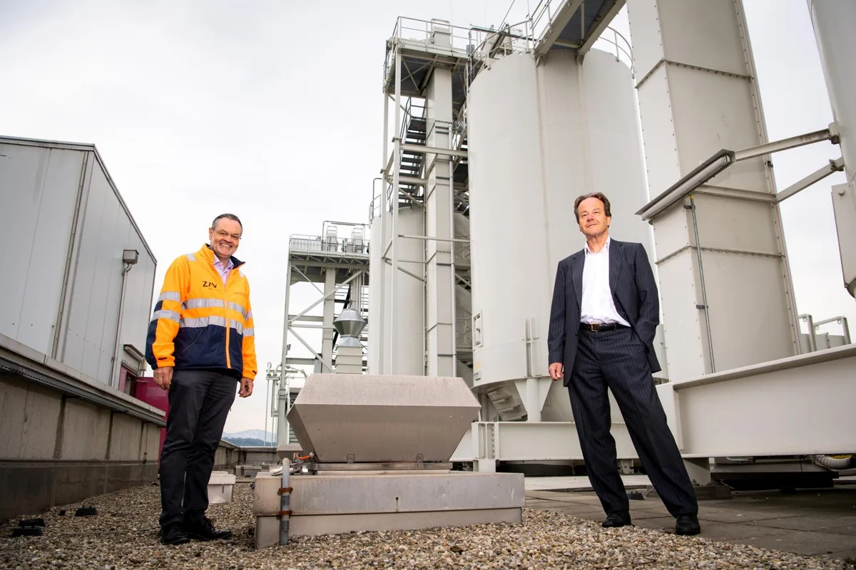hinwil_21042020_zavrecycling_sbo_4_preview Als irreführend bezeichnen René Müller und Horst Meier (v.l.) von der ZAV Recycling AG die Kritik an ihrer Firma., Um ihre Hinwiler Schlackeaufbereitungsanlage soll es laut einem internen Gewährsmann finanziell schlecht bestellt sein., Verwaltungsratspräsident Meier und Geschäftsführer Müller (v.l.) widersprechen: Ihre Anlage sei nachhaltig finanzierbar.