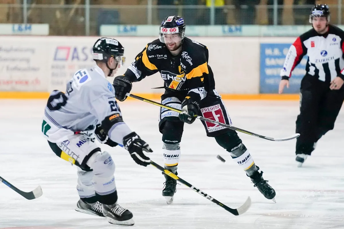 sport_07122019_eishockey_crm_14_preview Einer von vielen, die beim EHCW bleiben: Luca Luchsinger (rechts) spielt weiterhin für Wetzikon.