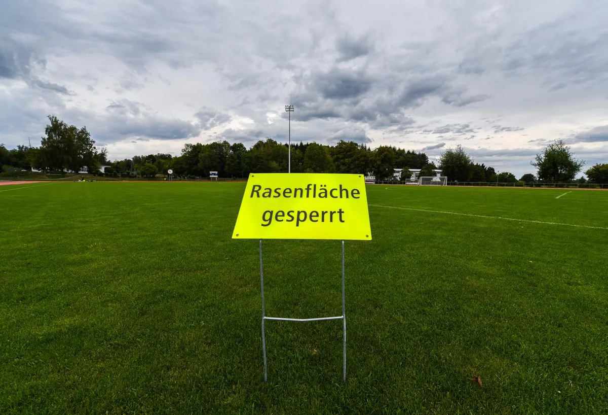 Auch auf dem Ustermer Buchholz kann derzeit nicht Fussball gespielt werden., Neu beim FC Uster: Thomas Weller mit Trainer Ursal Yasar.