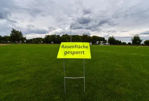 uster_13082018_gesperrterfussballplatz_sbo_3_preview Auch auf dem Ustermer Buchholz kann derzeit nicht Fussball gespielt werden., Neu beim FC Uster: Thomas Weller mit Trainer Ursal Yasar.