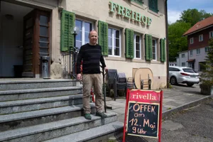 106a1754_preview André Reichmuth, Wirt Restaurant Freihof, hofft auf die Treue der Stammgäste., Der Betreiber der Pizzeria Leone hat schwierige Wochen hinter sich., Vesel Veseli freut sich, das Restaurant Landenberg wieder für die Gäste zu öffnen., Markus Kradolfer hat das Restaurant Bahnhof bereits auf Vordermann gebracht., Luzia und Peter Aeschlimann schätzen die Unterstützung der Gemeinde hoch ein.