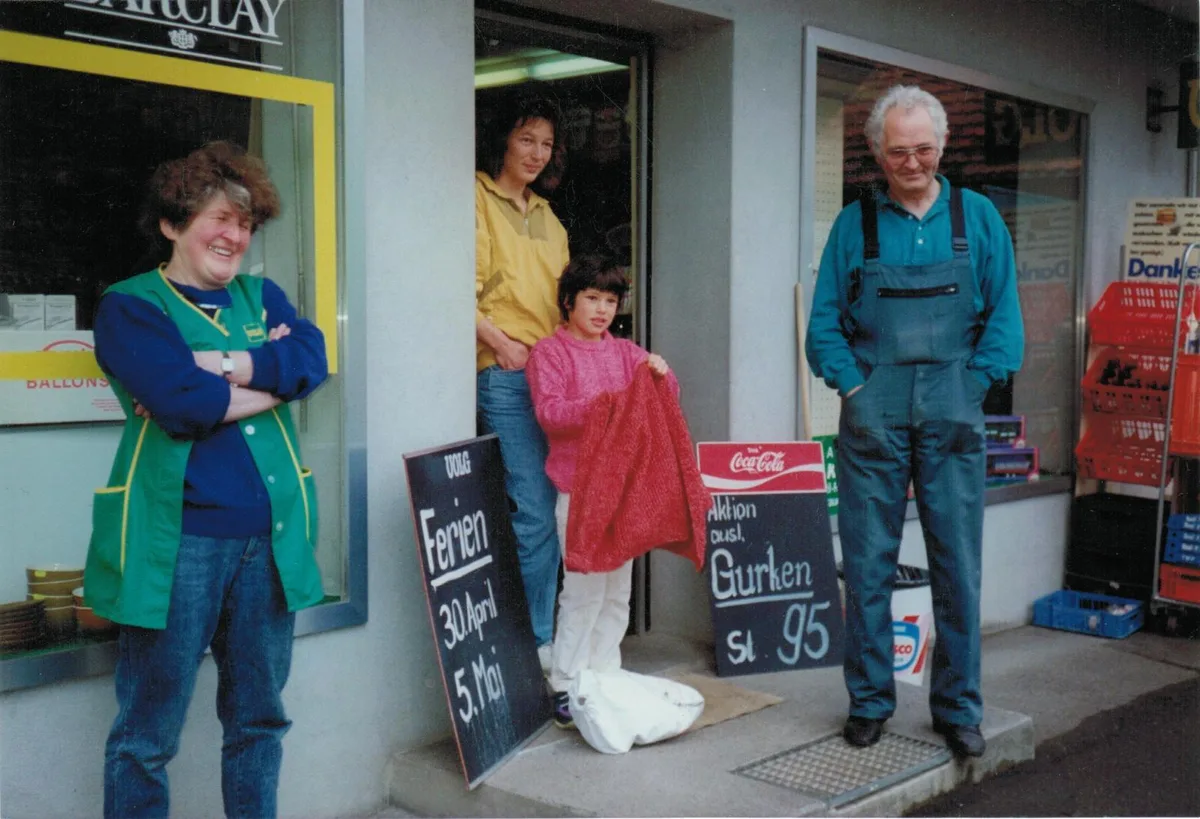 18_tablat%20r%c3%bcegg%20%c3%9cbergabe%201990%20mit%20rufener_preview Trudi Rüegg (links), Caroline Rufener mit Tochter und Edi Rüegg 1990 bei der Übergabe des Volg Tablat.
