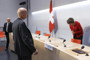 20200527171448077_preview Bundespräsidentin Simonetta Somaruga verneigt sich vor dem abtretenden Corona-Delegierten Daniel Koch.