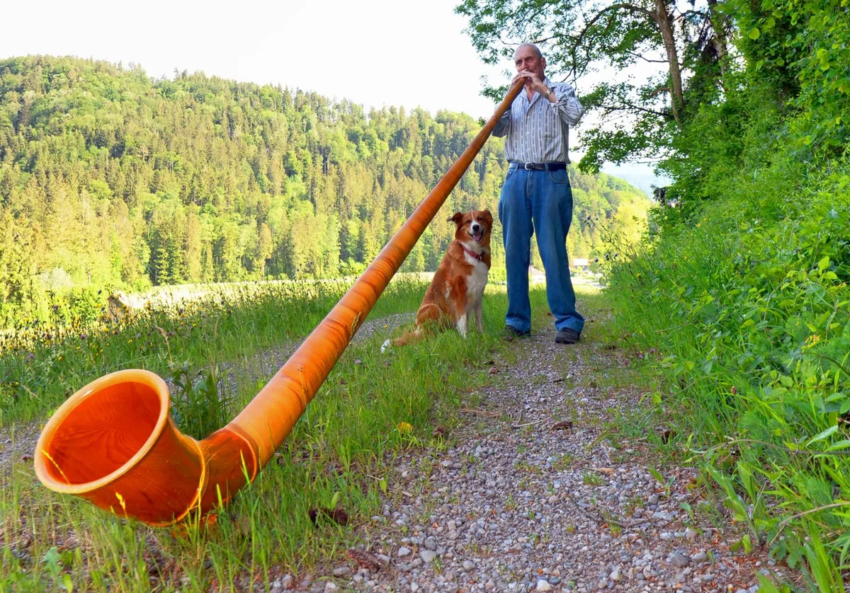 Ernst Bodenmann ist oberhalb von Turbenthal regelmässig mit seinem Alphorn anzutreffen. Immer dabei sein Hund Lussy., Das Instrument war ein Geschenk zum 50. Geburtstag.