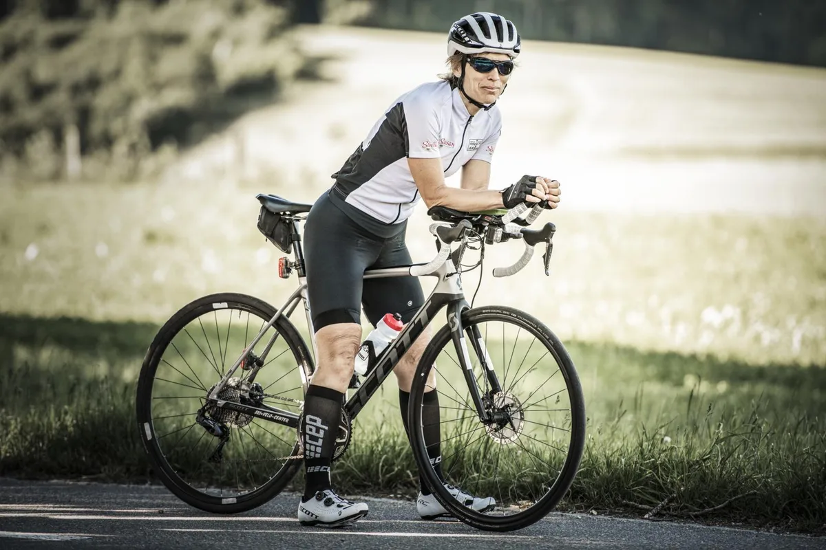 Zwischendurch ist eine kleine Pause nötig: Isabelle Pulver sitzt im Training stundenlang auf dem Velo.