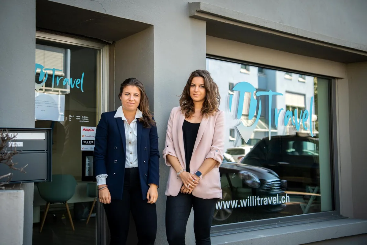 duebendorf_18052020_willitravel_sbo_5_preview Laufkundschaft hat das Reisebüro von Vanessa und Jasmin Willi (v. l.) in Dübendorf zurzeit nicht., Punkto Geschäftsreisen glaubt man bei Finass Reisen in Wetzikon an eine Rückkehr zur Normalität.