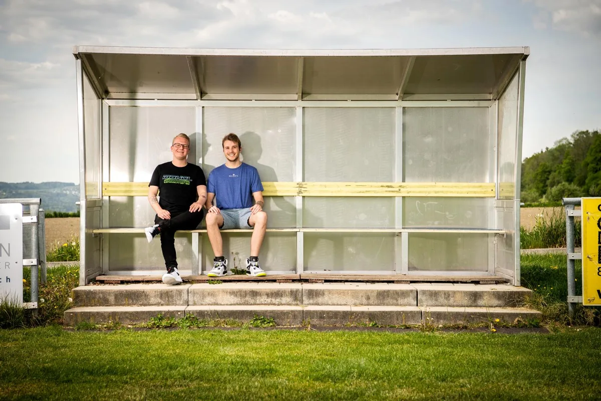 gossau_24042020_maholmodelabel_sbo_4_preview Die Gossauer Stefan Wernli und Nico Staub (v. l.) rüsten einen englischen Fussballverein mit ihren Trikots aus., Die Jungunternehmer haben das Modelabel Mahol gegründet., Coronabedingt waren die Trikots noch nicht parat. Stefan Wernli und Nico Staub (v. l.) tragen daher andere Mahol-Shirts.
