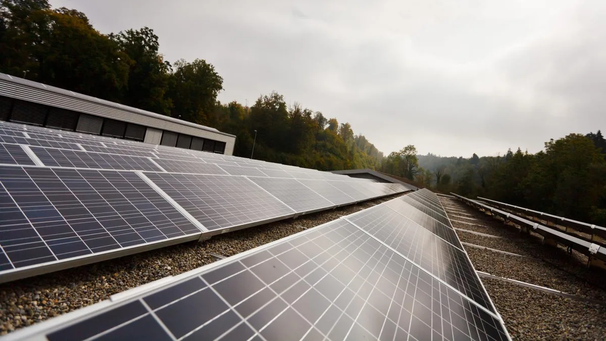 Die Energie Uster AG treibt die Gemeinderäte um. , Gleich mehrmals kam der Stromversorger in der Gemeinderatssitzung vom Montag vor. , Auch die Standortförderung von Uster und dem Zürcher Oberland bewegte die Gemüter.