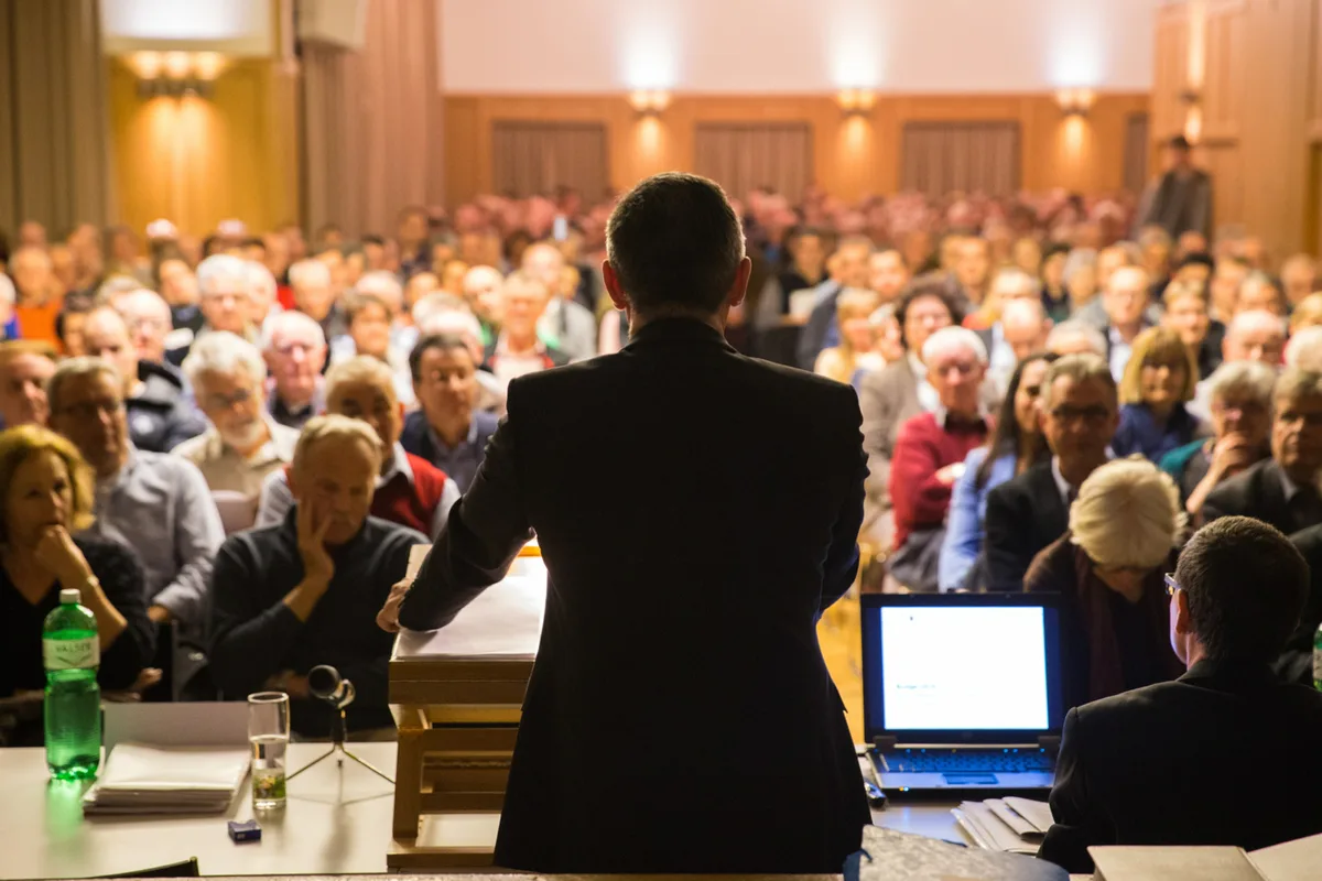 rueti_07122015_gemeindeversammlung_sbo_8_preview So dicht gedrängt wie an dieser Gemeindeversammlung im Jahr 2015 wird so schnell niemand mehr sitzen.
