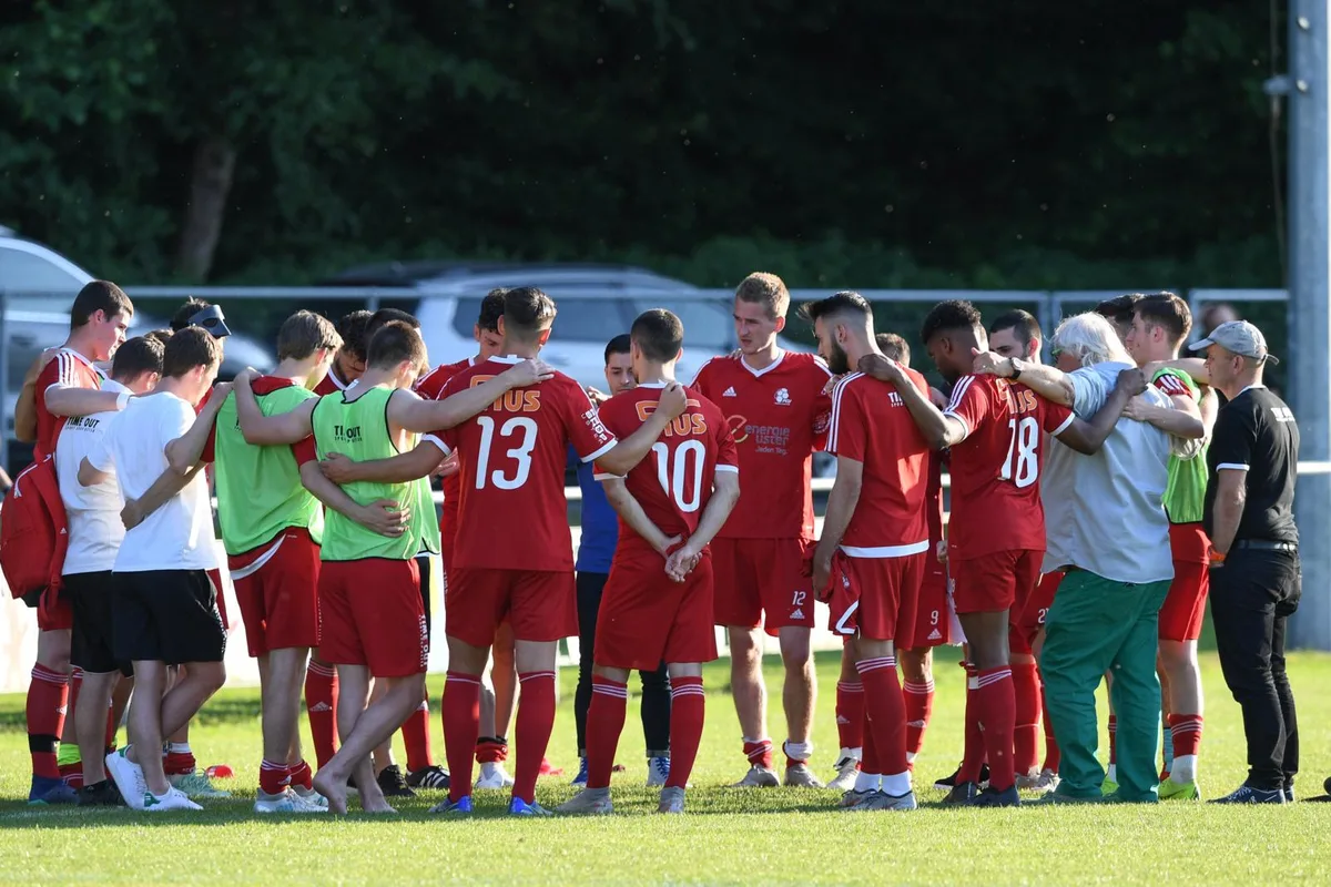 sport_08062019_fussballusterbluestar_dku__9__preview Spieler und Staff des FC Uster nach dem Abstieg aus der 2. Liga interregional im Juni 2019., Zu einer Neuauflage des Derbys Uster gegen Rüti wird es in der neuen Saison wohl nicht kommen.