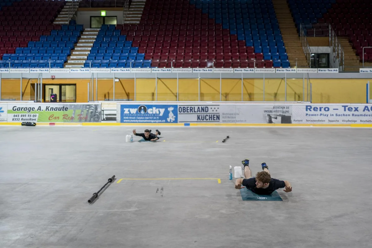 sport_18052020_ehcw_crm_7_preview Ein Bild mit Seltenheitswert: Eishockeyspieler, die voneinander auf Distanz bleiben., Und überall steht Desinfektionsmittel bereit., Viel Platz und Kleingruppen: So wird zu Covid19-Zeiten trainiert., Training unter Schutzkonzept in der Wetziker Eishalle.