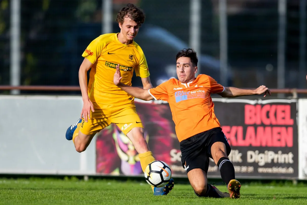 sport_27102019_fussball_crm_04_preview Dübendorfs Delil Ferati ist vor dem Greifenseer Elia Jenni am Ball.