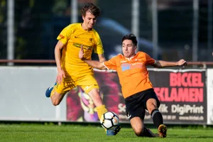 sport_27102019_fussball_crm_04_preview Dübendorfs Delil Ferati ist vor dem Greifenseer Elia Jenni am Ball.