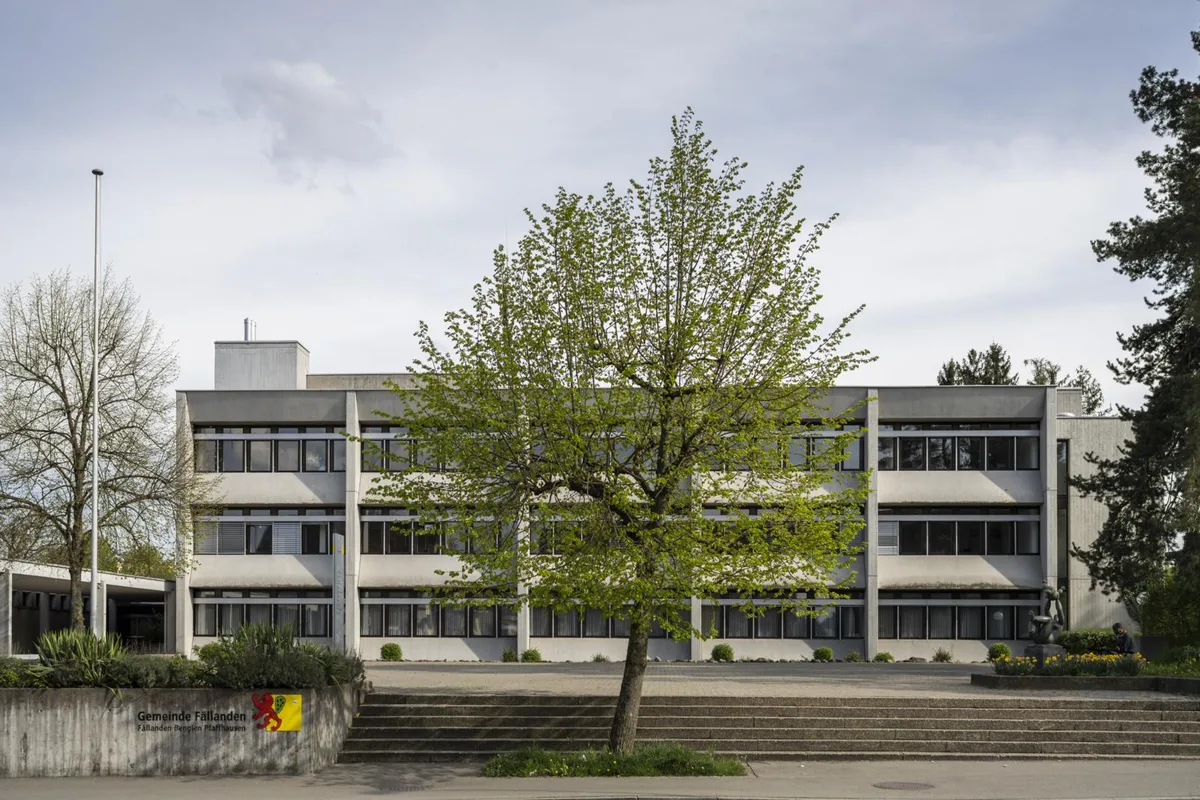 uster_16042020_faellanden_crm_16_preview Die Gemeinde Fällanden ist auf der Suche nach einem neuen Dorfzentrum., Das aktuelle Fällander Zentrum ist wenig belebt. Im Bild die Wigartenstrasse., Das Areal rund um die Zwicky-Fabrik wird als künftiges Zentrum ins Auge gefasst.