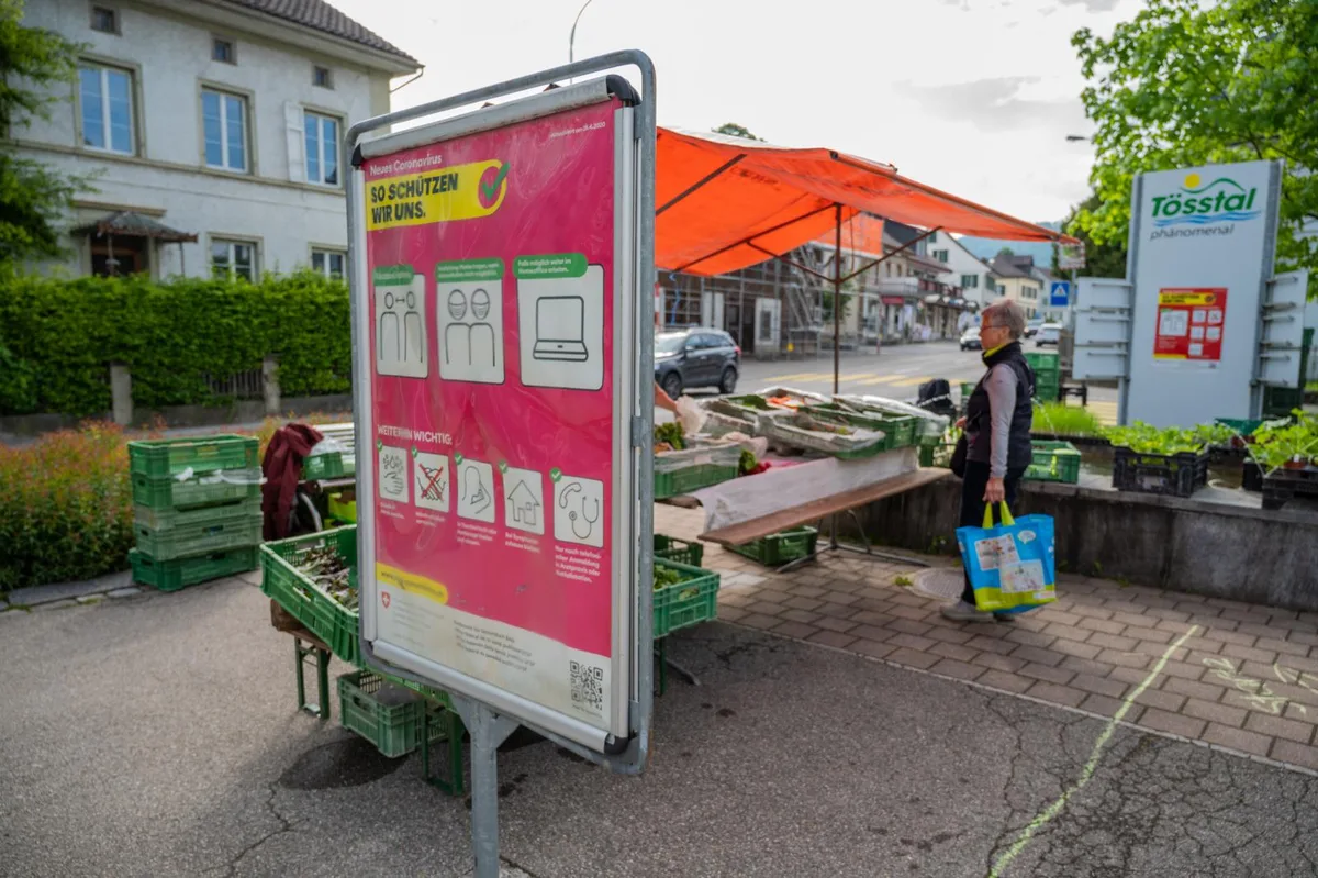 wochenmarkt_kh_-3_preview Zum ersten Mal in diesem Jahr fand der Turbenthaler Wochenmarkt statt, mit strengen Schutzmassnahmen., In der Warteschlange mussten die Abstandsregeln eingehalten werden., Auf dem Wochenmarkt kann man sich unter anderem mit frischem Gemüse eindecken., Auch der Turbenthaler Tiefbau- und Werkvorsteher Heinz M. Schwyter (parteilos) stattete dem Wochenmarkt einen Besuch ab., Die Freude war gross, endlich wieder auf dem Markt einkaufen zu können., Am Samstag war endlich wieder Wochenmarkt., Am Samstag war endlich wieder Wochenmarkt., Am Samstag war endlich wieder Wochenmarkt., Am Samstag war endlich wieder Wochenmarkt., Am Samstag war endlich wieder Wochenmarkt., Am Samstag war endlich wieder Wochenmarkt., Am Samstag war endlich wieder Wochenmarkt., Am Samstag war endlich wieder Wochenmarkt.