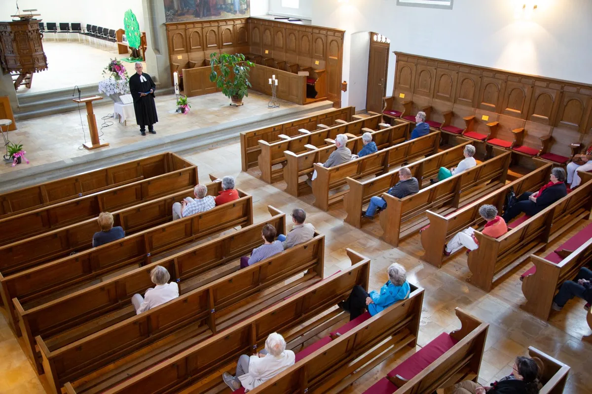 106a1824_preview 20 Personen nahmen an der Pfingstandacht in der Kirche Turbenthal teil - mit entsprechendem Abstand., Pfarrer Marc Schedler begrüsste die Gläubigen mit «Hand auf Herz»., Am Eingang stand Desinfektionsmittel bereit., Die Sitzplätze waren mit gelben Zetteln markiert., Ihre Kontaktdaten mussten die Besucher auf ein bereitliegendes Blatt Schreiben., Die Verantwortlichen der Kirche Turbenthal-Wila freuten sich, wieder Gottesdienste feiern zu dürfen., In der Kirche Turbenthal fand am Sonntag eine Pfingstandacht statt., In der Kirche Turbenthal fand am Sonntag eine Pfingstandacht statt., In der Kirche Turbenthal fand am Sonntag eine Pfingstandacht statt., In der Kirche Turbenthal fand am Sonntag eine Pfingstandacht statt., In der Kirche Turbenthal fand am Sonntag eine Pfingstandacht statt., In der Kirche Turbenthal fand am Sonntag eine Pfingstandacht statt., In der Kirche Turbenthal fand am Sonntag eine Pfingstandacht statt., In der Kirche Turbenthal fand am Sonntag eine Pfingstandacht statt., In der Kirche Turbenthal fand am Sonntag eine Pfingstandacht statt., In der Kirche Turbenthal fand am Sonntag eine Pfingstandacht statt., In der Kirche Turbenthal fand am Sonntag eine Pfingstandacht statt.