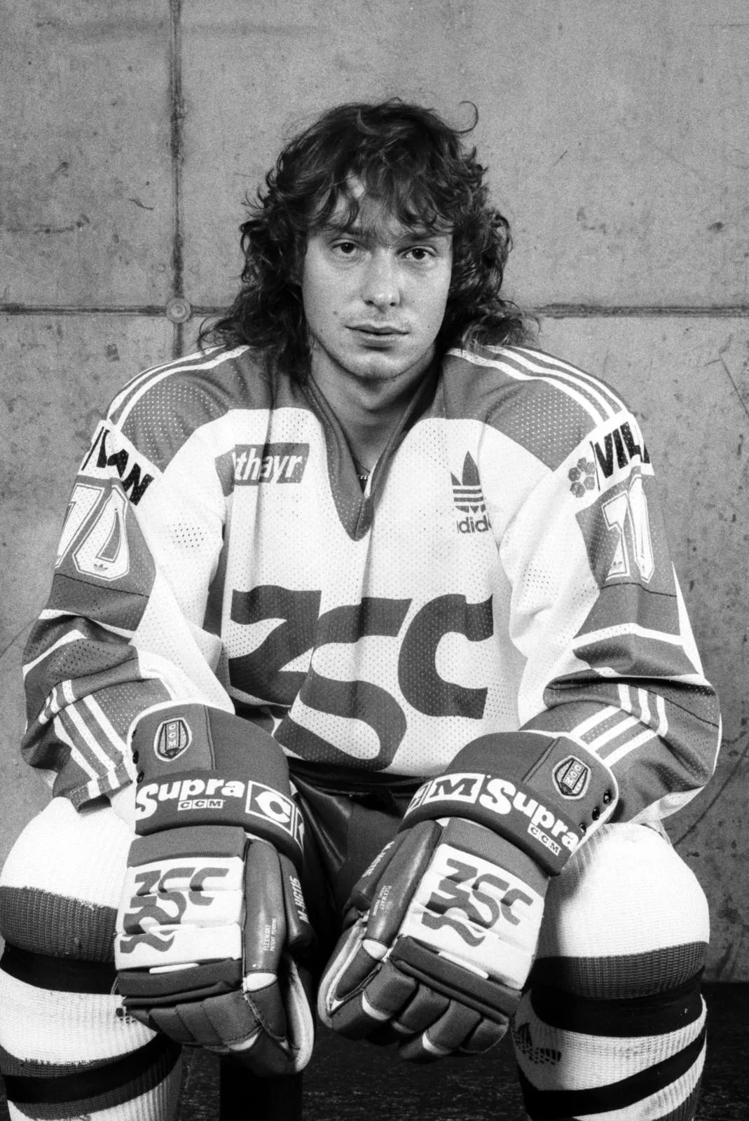 20200612183044400_preview_0 Adrian Hotz 1990 nach seinem Wechsel zum ZSC., Adrian Hotz (rechts) mit Arno Del Curto: Einst rieben sie sich beim ZSC, später wurden sie gute Freunde., Adrian Hotz während seiner Zeit beim SC Bern., Adrian Hotz trug stets die Nummer 10 auf dem Rücken., Adrian Hotz (oberste Reihe) im Kreis der U15-Junioren des EHC Dübendorf., Adrian Hotz 1987 im Dress des SC Bern gegen Fribourg, Adrian Hotz war auch beim ZSC ein regelmässiger Torschütze.